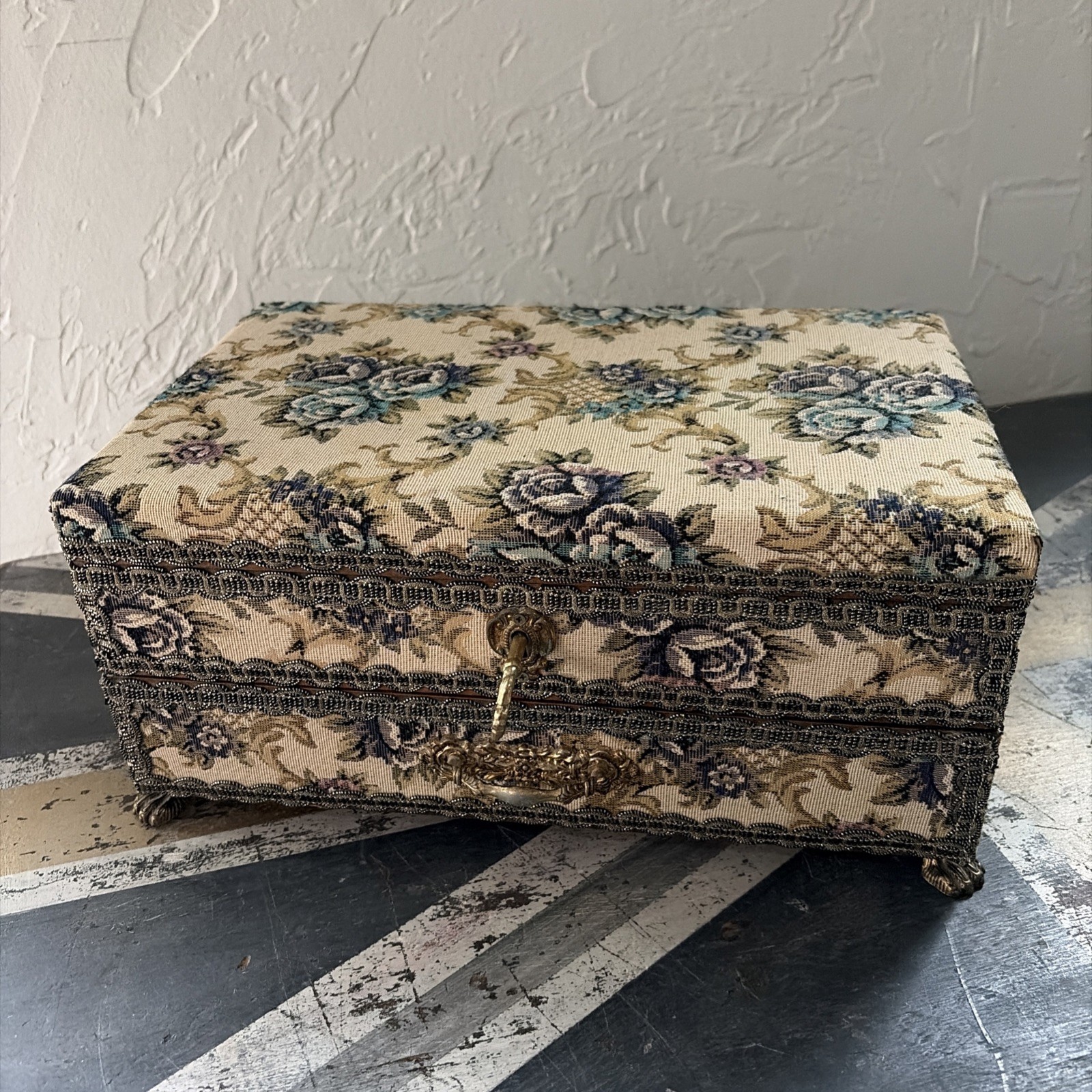 Vintage Beautifiul Floral Tapetry Jewelry Box music box with Key