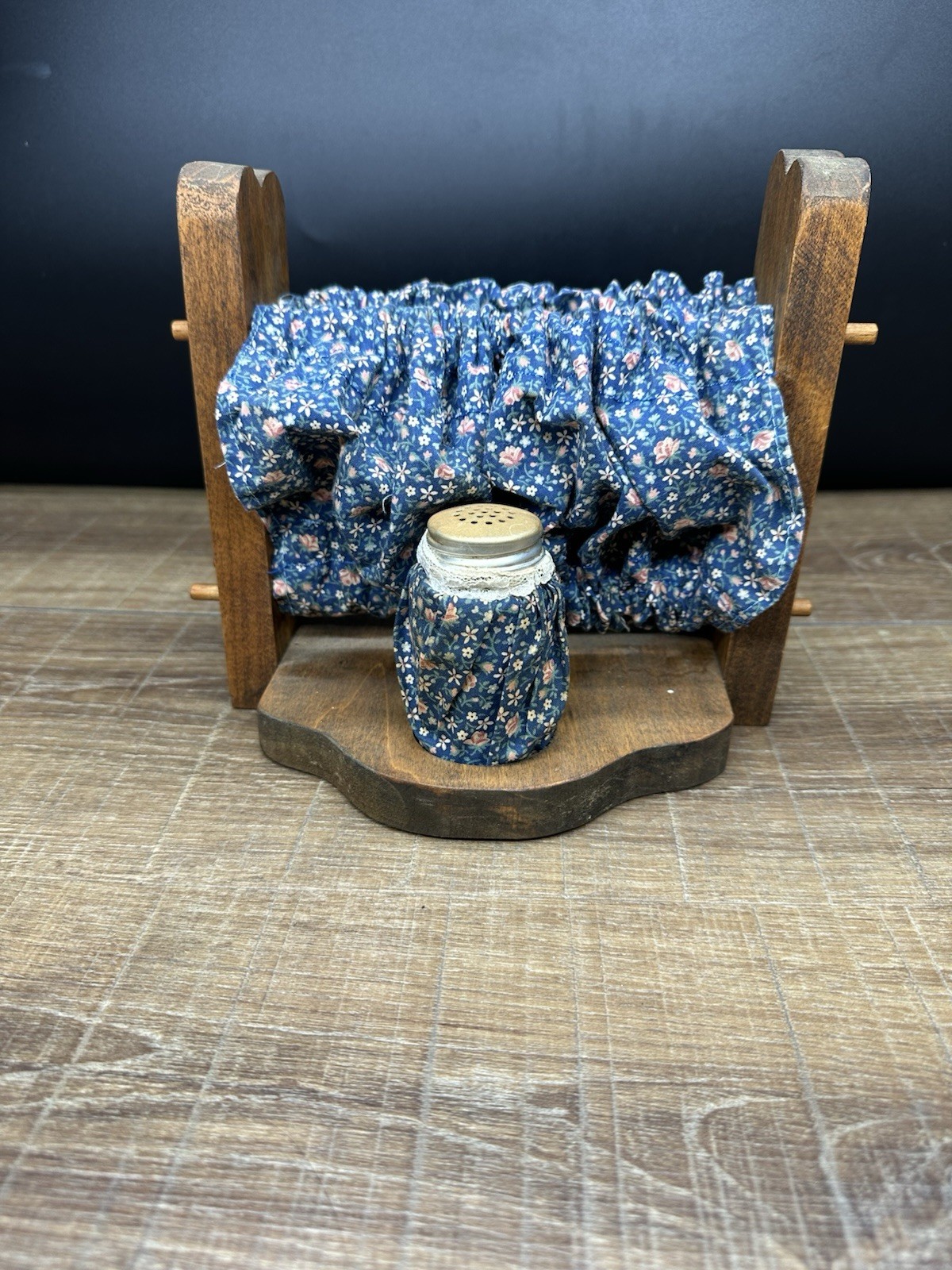 Vintage Country Wooden Napkin Holder Salt Pepper Shakers Blue Floral Kitchen