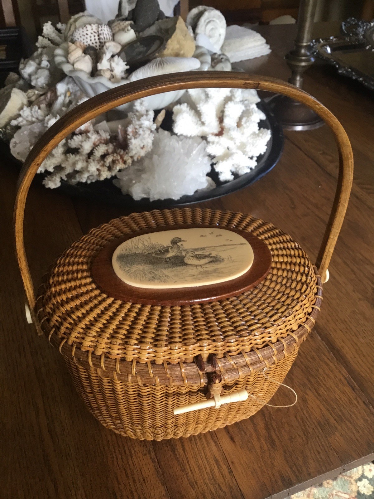 VTG 1978 FARNUM NANTUCKET BASKET PURSE W/ HANDLE, SIGNED PLAQUE W/ DUCKS, MARSH