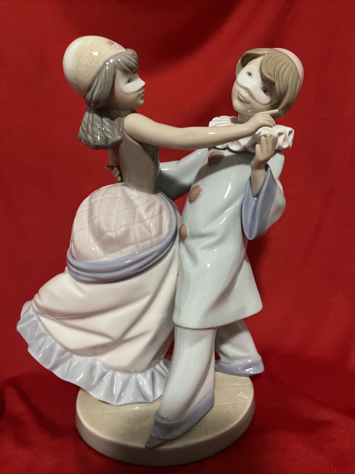Lladro Figurine #5452 Masquerade Ballroom Dancing Dúo Lladro Figurine #5452 Masquerade Ballroom Dancing Dúo