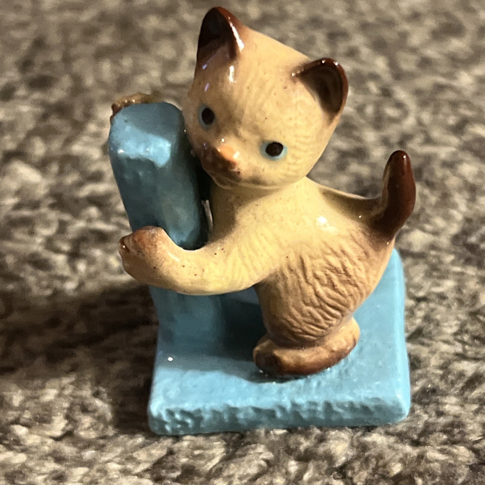 Hagen Renaker Siamese Cat Climbing Aqua Blue Scratch Post Ceramic Figurine 1.5 Hagen Renaker Siamese Cat Climbing Aqua Blue Scratch Post Ceramic Figurine 1.5