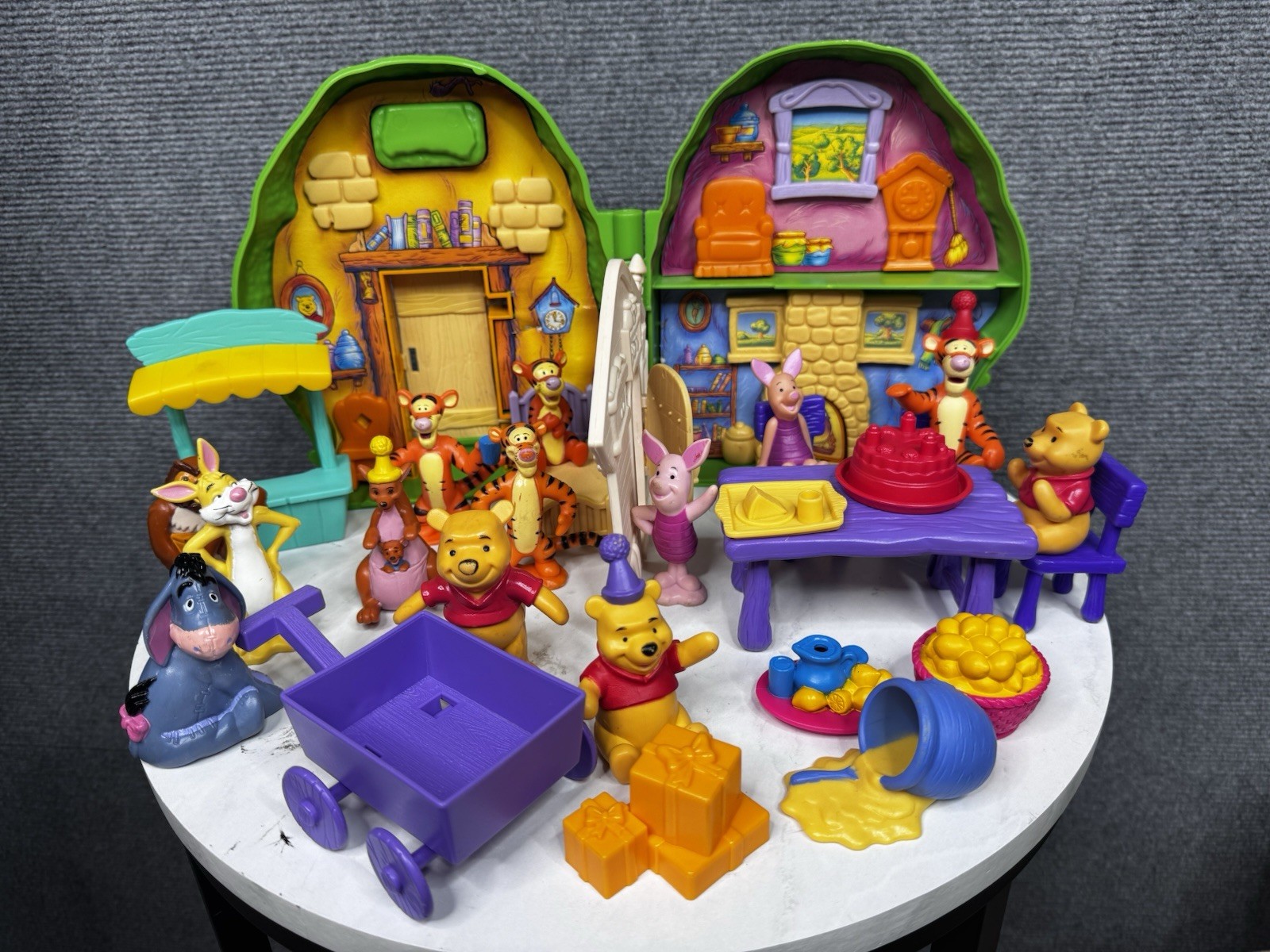 Vtg Winnie The Pooh 100 Acre Wood Tree House Playset Furniture Figures Toy Lot