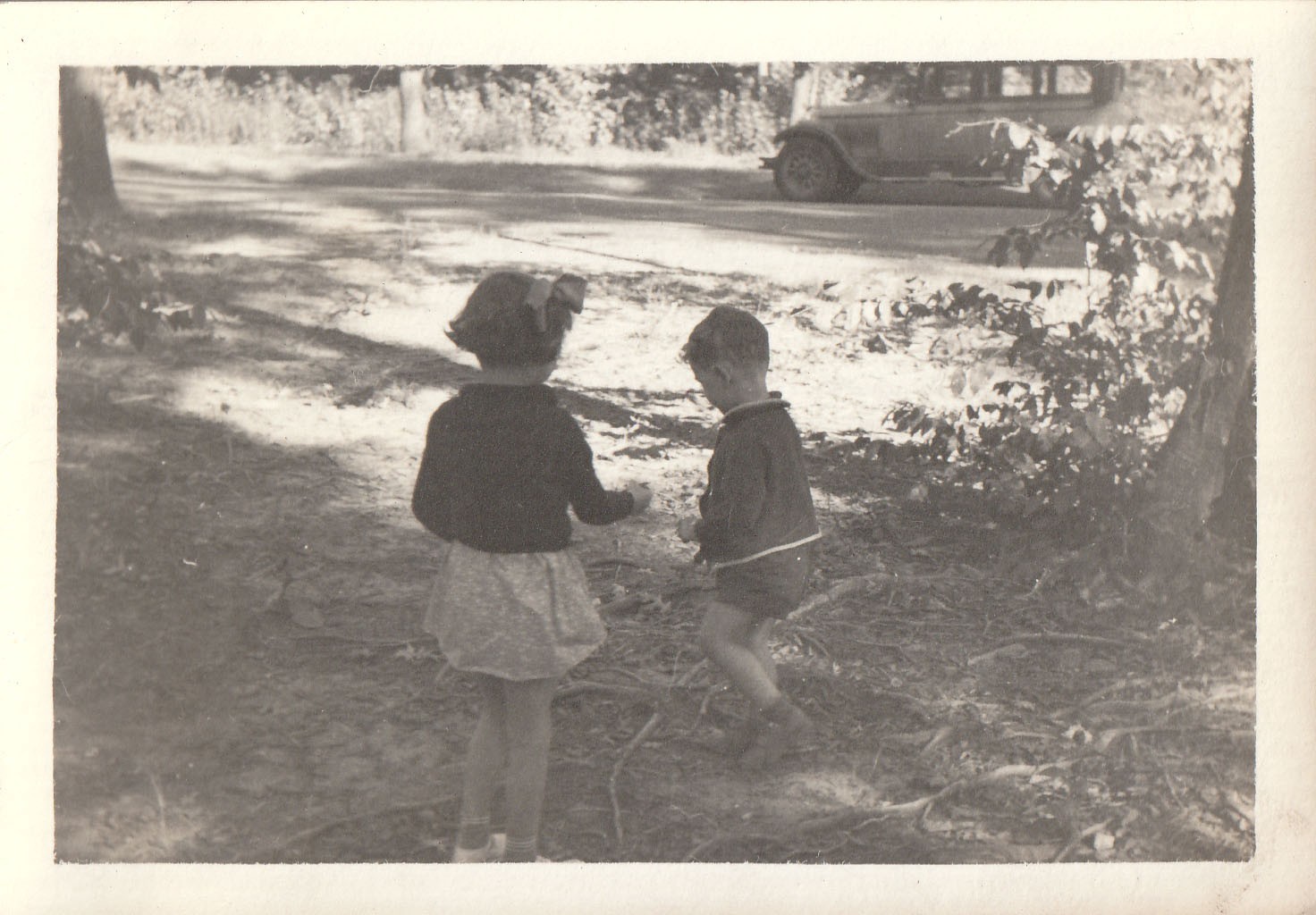 Vintage Photo 1930s Faceless Boy Girl Classic Car Rural New Jersey Forest Woods