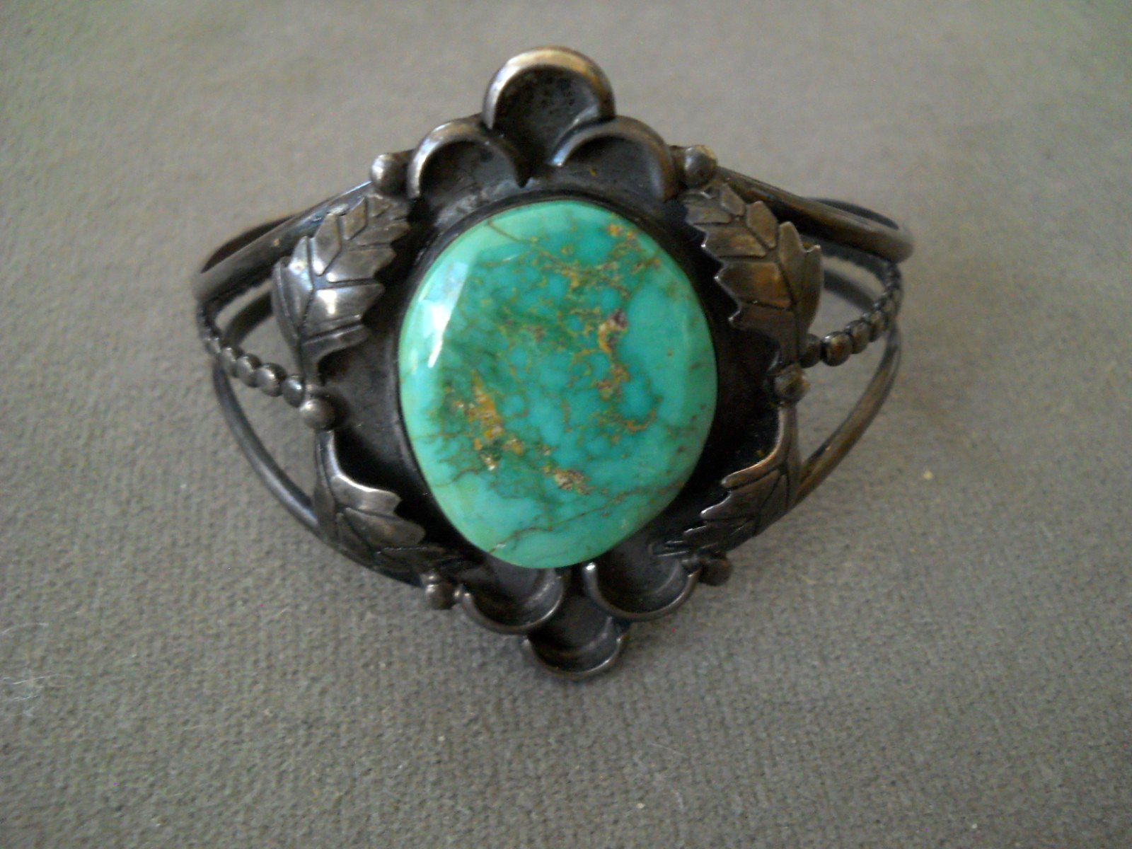 Southwestern Native American Navajo Blue-Green Turquoise Sterlin Silver Bracelet