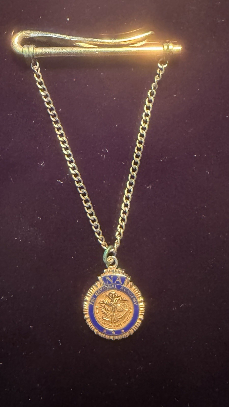 GOLD FBI NATIONAL ACADEMY FEDERAL BUREAU OF INVESTIGATIONS PENDANT & TIE CLASP