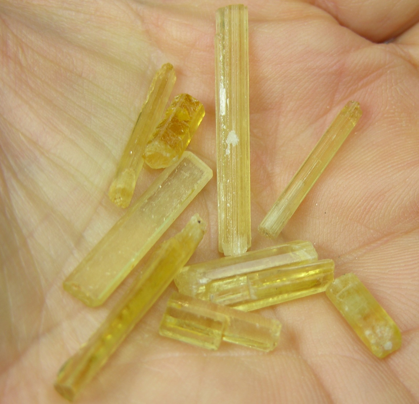 22.30ct Pakistan 10 Pieces Beryl Heliodor Crystal Specimens 4.45g 10mm to 30mm
