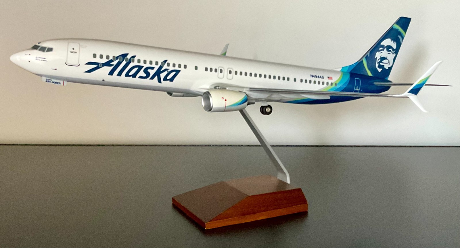 SKYMARKS PRE-OWNED 1/100 ALASKA AIRLINES BOEING 737-900ER-MISSING LANDING GEAR SKYMARKS PRE-OWNED 1/100 ALASKA AIRLINES BOEING 737-900ER-MISSING LANDING GEAR