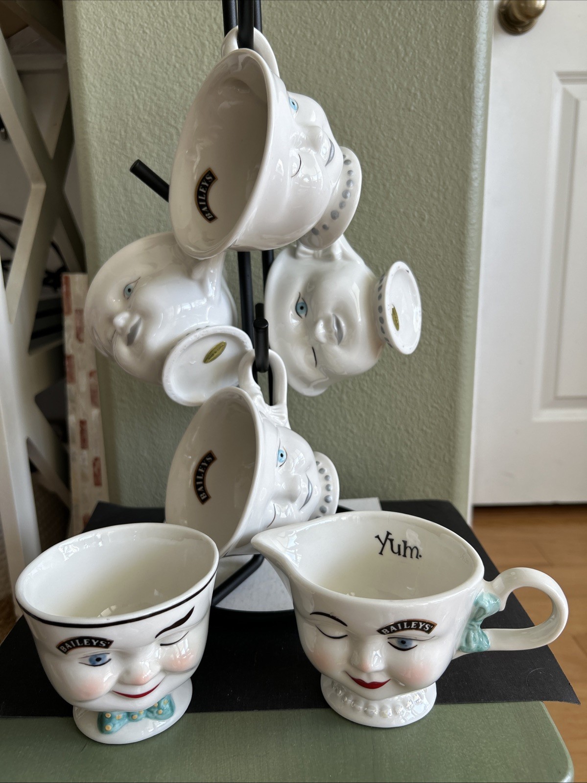 Bailey's Irish Cream Winking 1996 1 Creamer 1 1 Sugar 4 Mugs Helen Hunt LA Youth