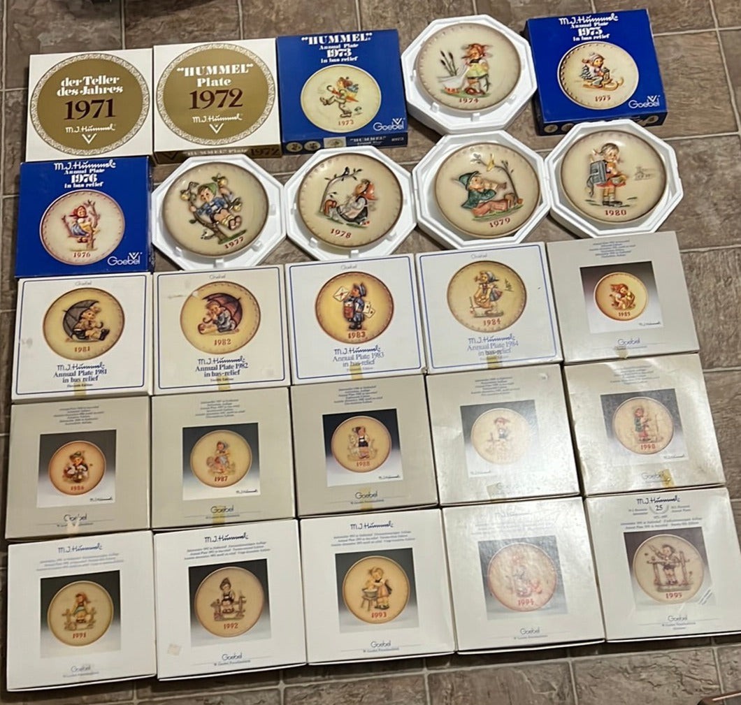 Complete Vintage 1971-1995 Hummel Goebel Annual Plate Collection, Entire Set Complete Vintage 1971-1995 Hummel Goebel Annual Plate Collection, Entire Set