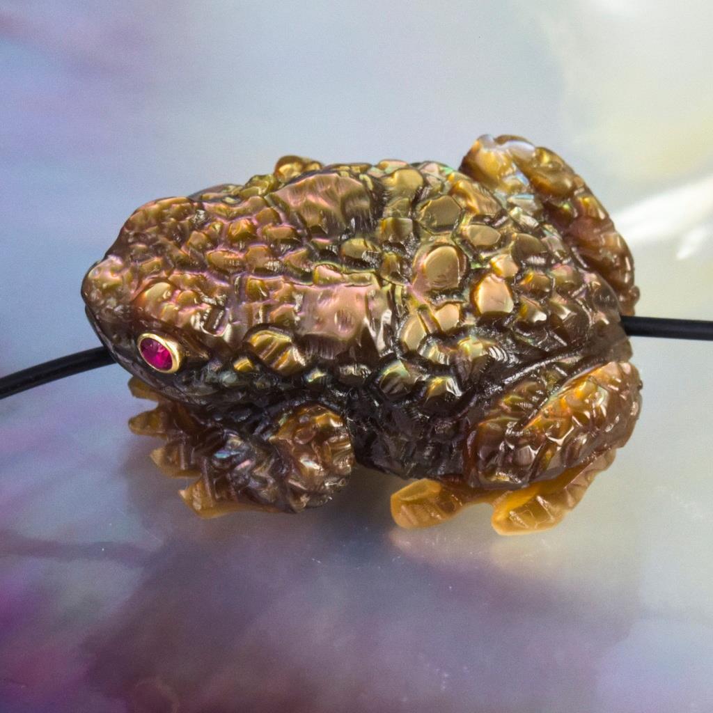 Bronze Mother-of-Pearl Shell Toad Frog Bead Carving Collection or Jewelry 7.56 g