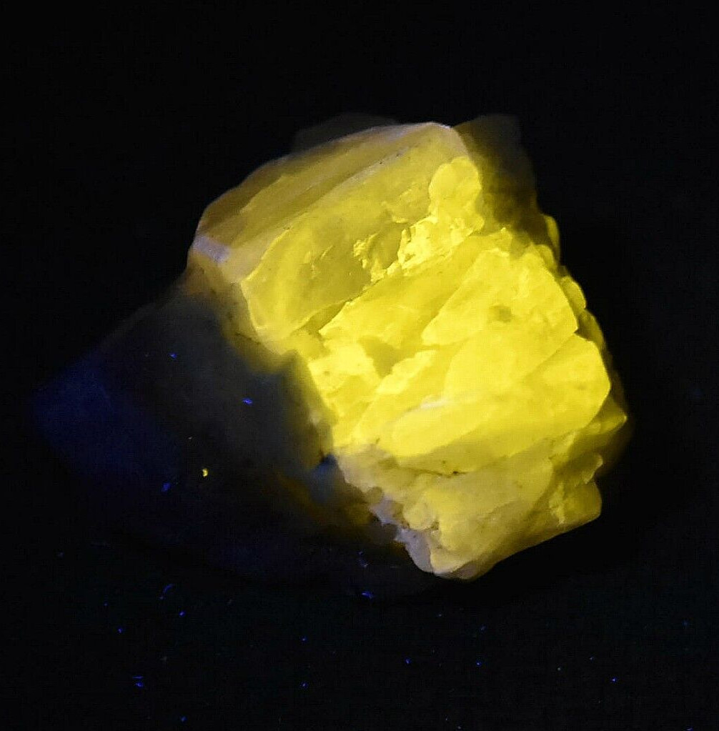 29 Ct Beautful Short Wave Fluorescent Apatite Crystal Specimen From Kunar Afg