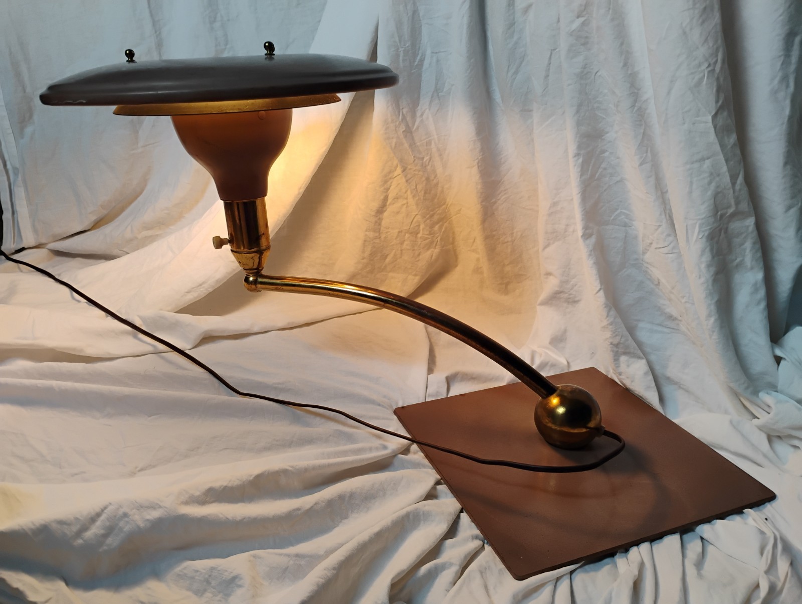 Vintage Mid-Century Modern 1950s Flying Saucer Wheeler Sight Light Desk Lamp 