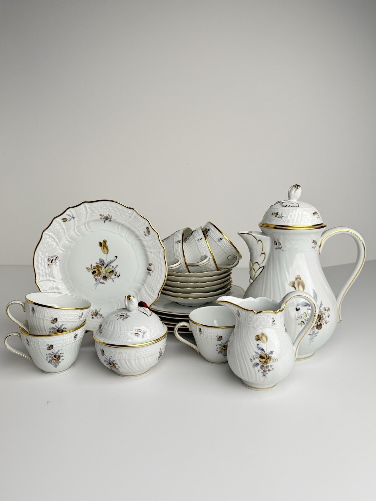 Hutschenreuther Dresden 8881 Porcelain Coffee Tea Set Floral Gold Trim Bavaria 