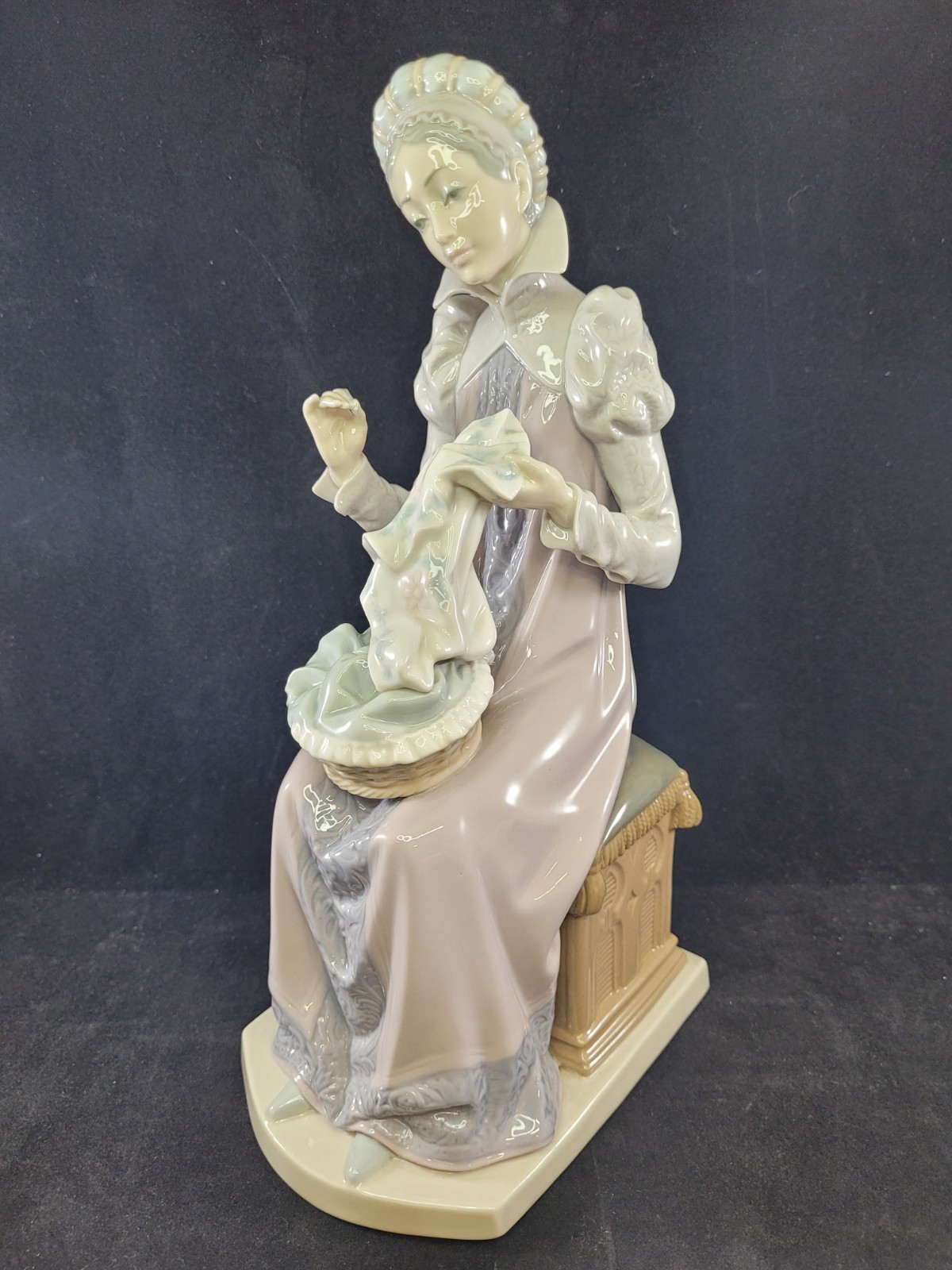 Lladro SEWING A TROUSSEAU 5126 Spanish Figurine 11.5\