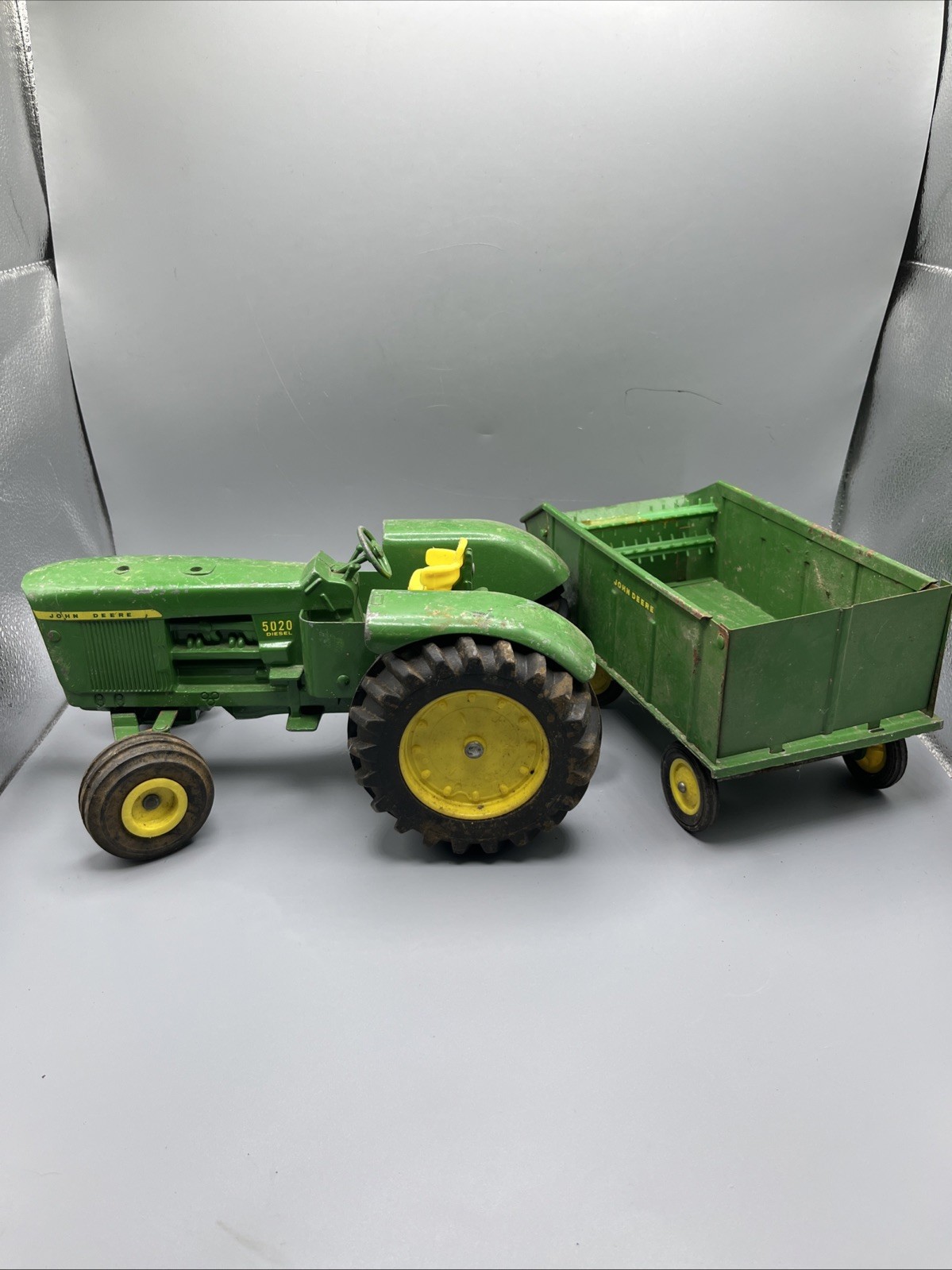 Vintage 1/16 Green John Deere 5020 Ertl Diesel Toy Tractor With Trailer