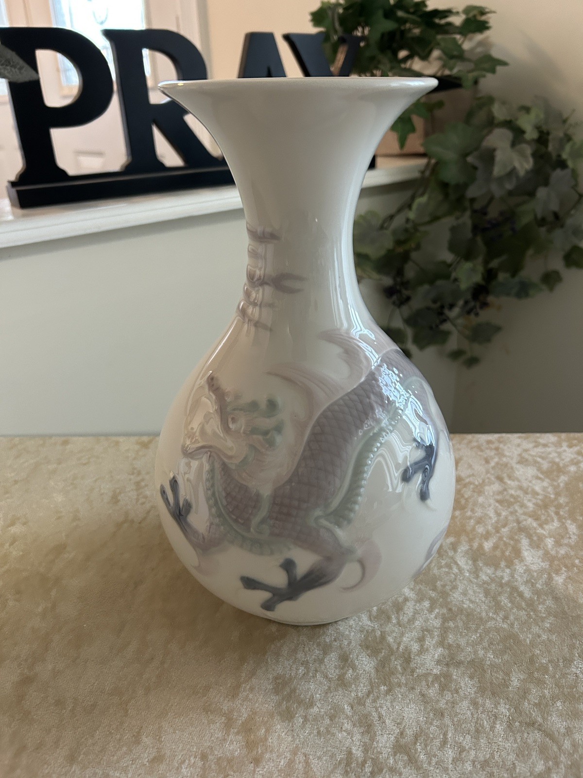 Lladro Fantasy Dragon Vase #5565 Mint Condition w/Box 10.25” H Fast Shipping Lladro Fantasy Dragon Vase #5565 Mint Condition w/Box 10.25” H Fast Shipping