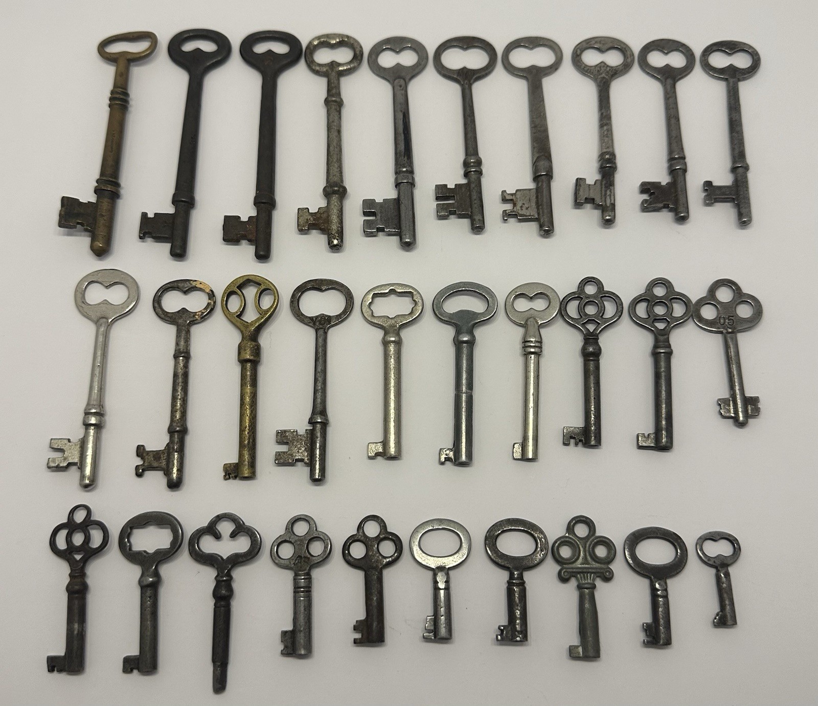 Lot of 30 Antique/Vintage Skeleton Keys