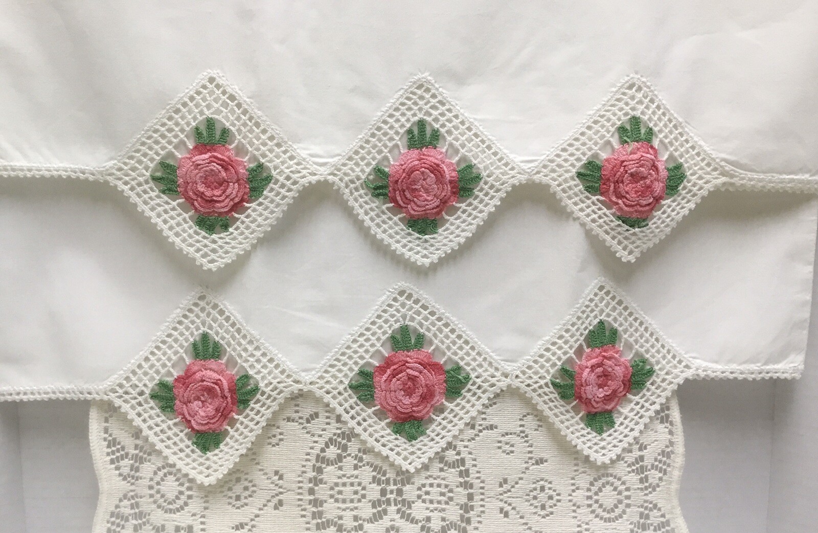 Vtg 2 PILLOWCASES Handmade Pretty Pink Roses Crocheted 20 X 30 Embroidery Style