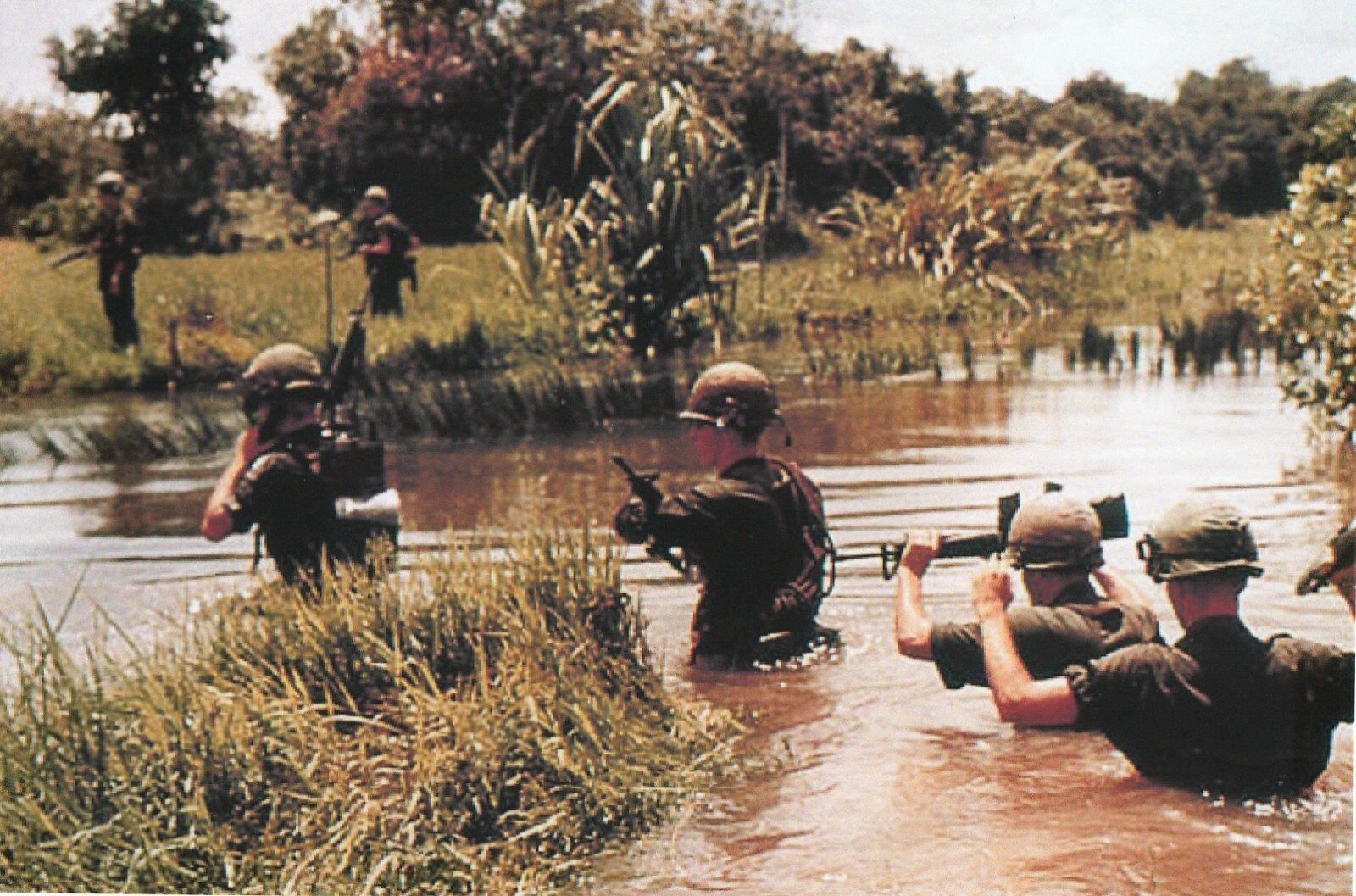Vietnam War Photos -- US Soldiers Crossing River... Vietnam War Photos -- US Soldiers Crossing River...