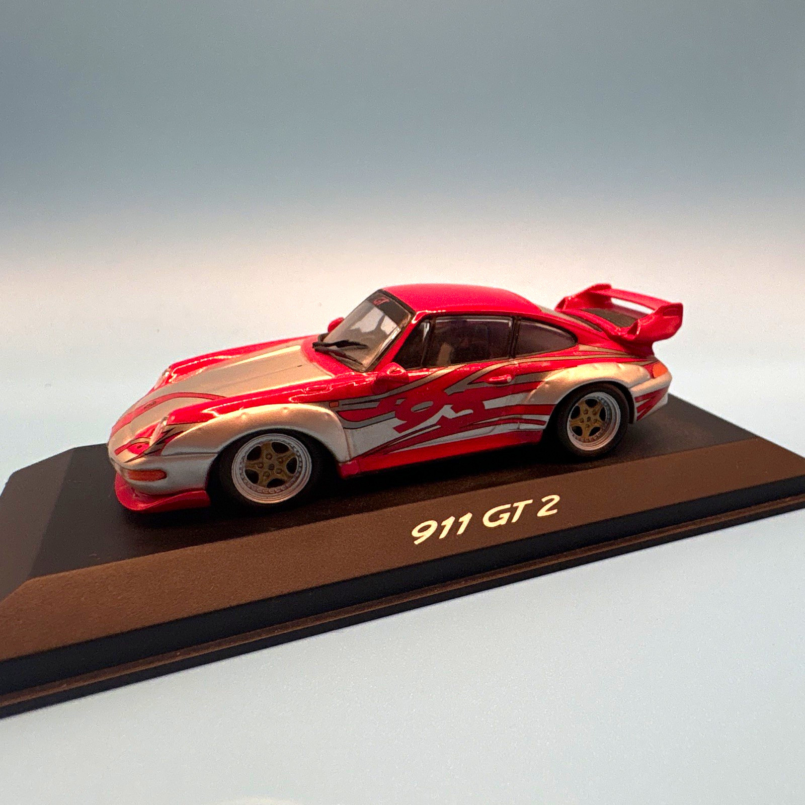MINICHAMPS Porsche 911 GT2 1:43 Diecast Model Car w/ Display Case