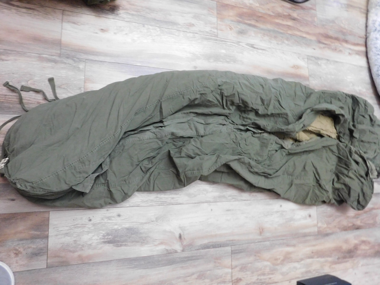 US MILITARY M-1949 MOUNTAIN MUMMY SLEEPING BAG W/ CASE SIZE REG (BROKEN ZIPPER)