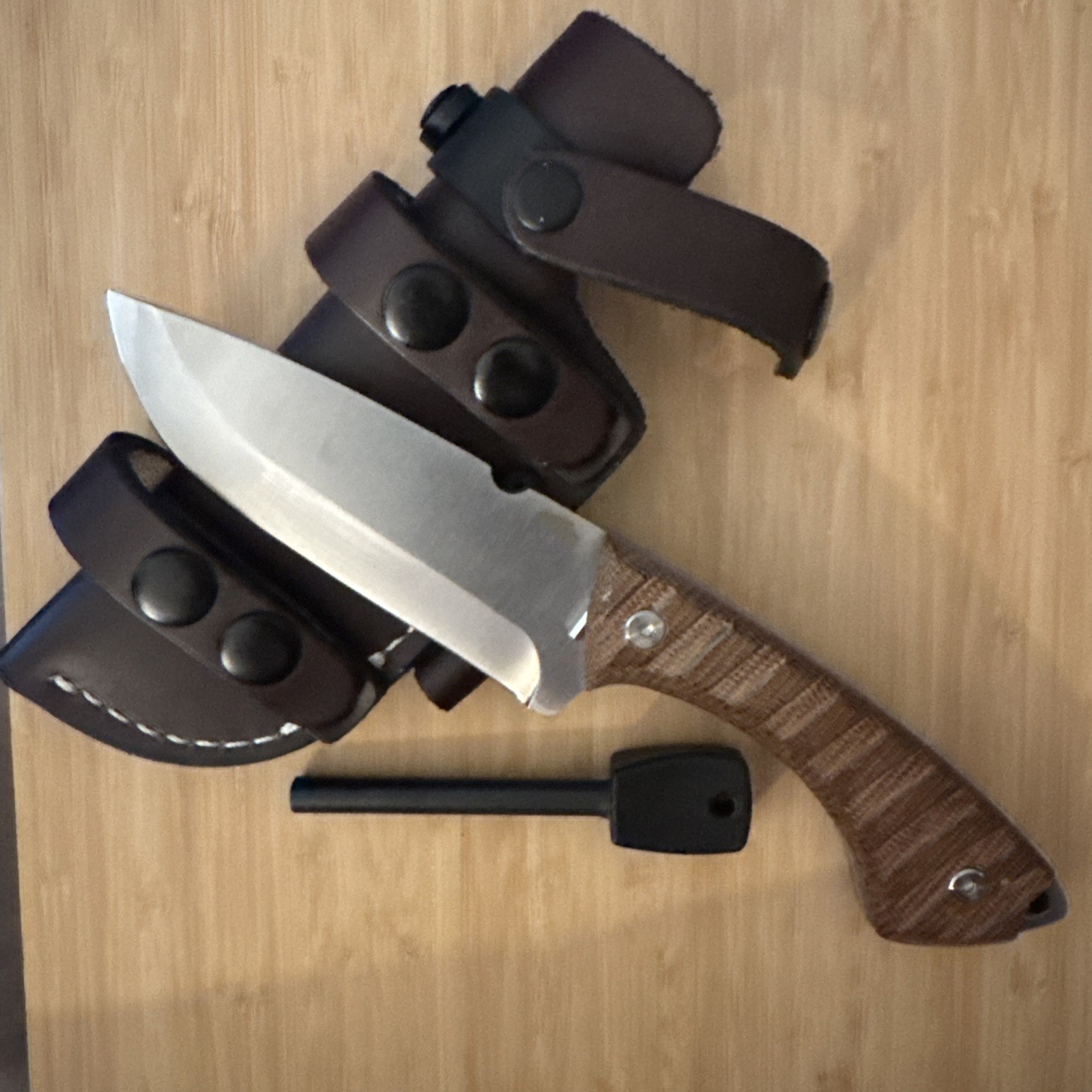 Lord And Field Frontier Bushcraft / Survival Knife With Fero Rod Lord And Field Frontier Bushcraft / Survival Knife With Fero Rod