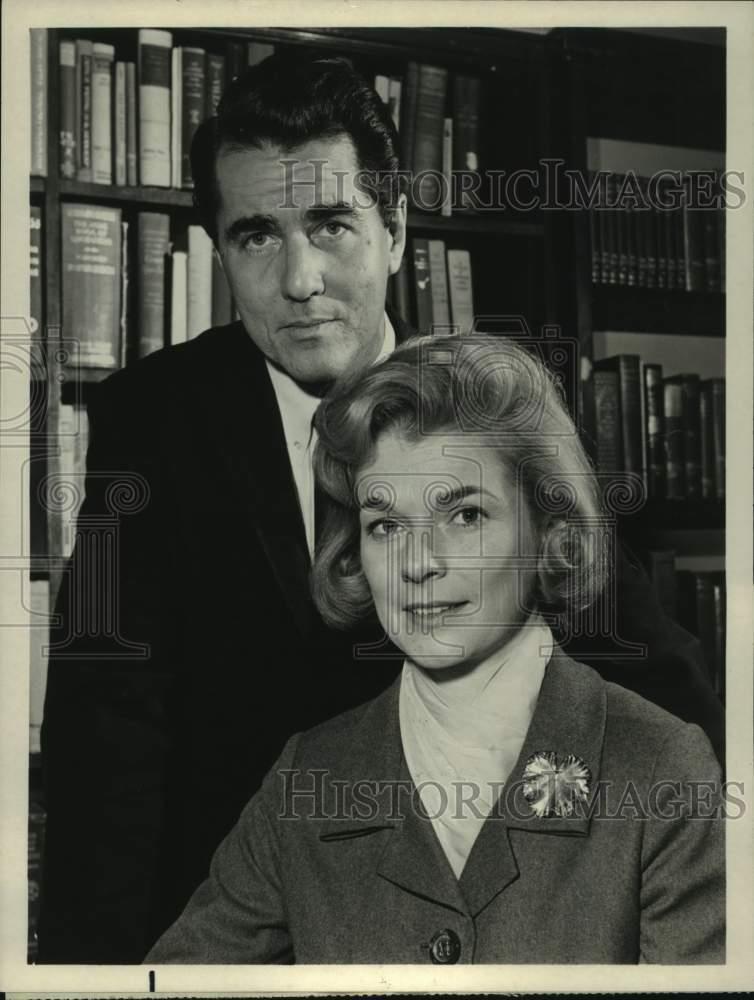 Press Photo Louise King and Douglas Watson star in 