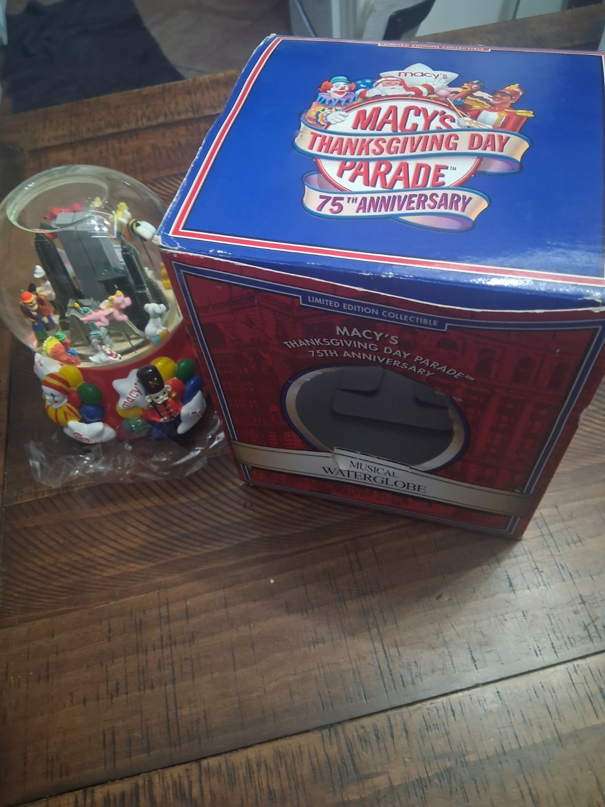 2001 Macy\'s Thanksgiving Day 75th Anniv Musical Water Globe Twin Towers 2001 Macy\'s Thanksgiving Day 75th Anniv Musical Water Globe Twin Towers