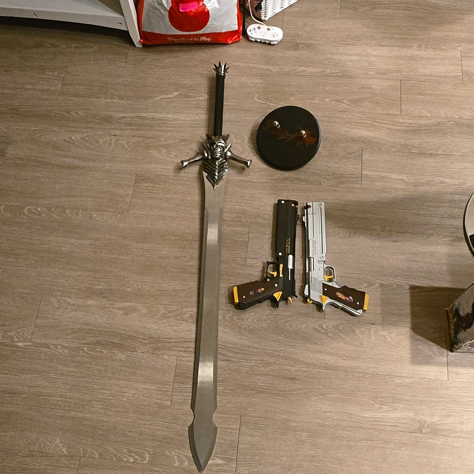 Devil May Cry Dante Rebellion Sword Plus Ebony And Ivory Handguns (Real Steel)