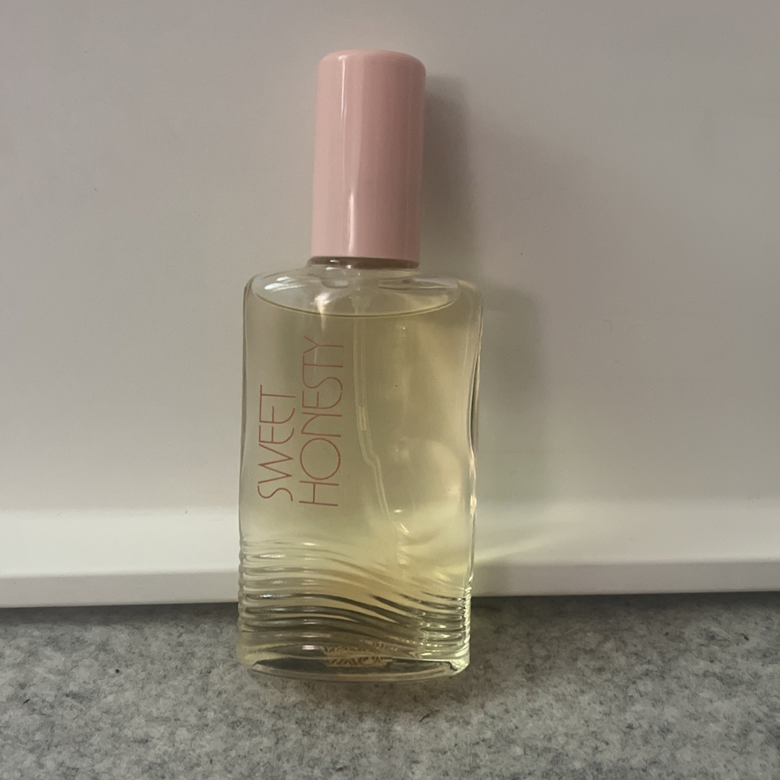 Avon VTG Sweet Honesty Perfume Spray 1.7 fl oz Women\'s Fragrance 1999