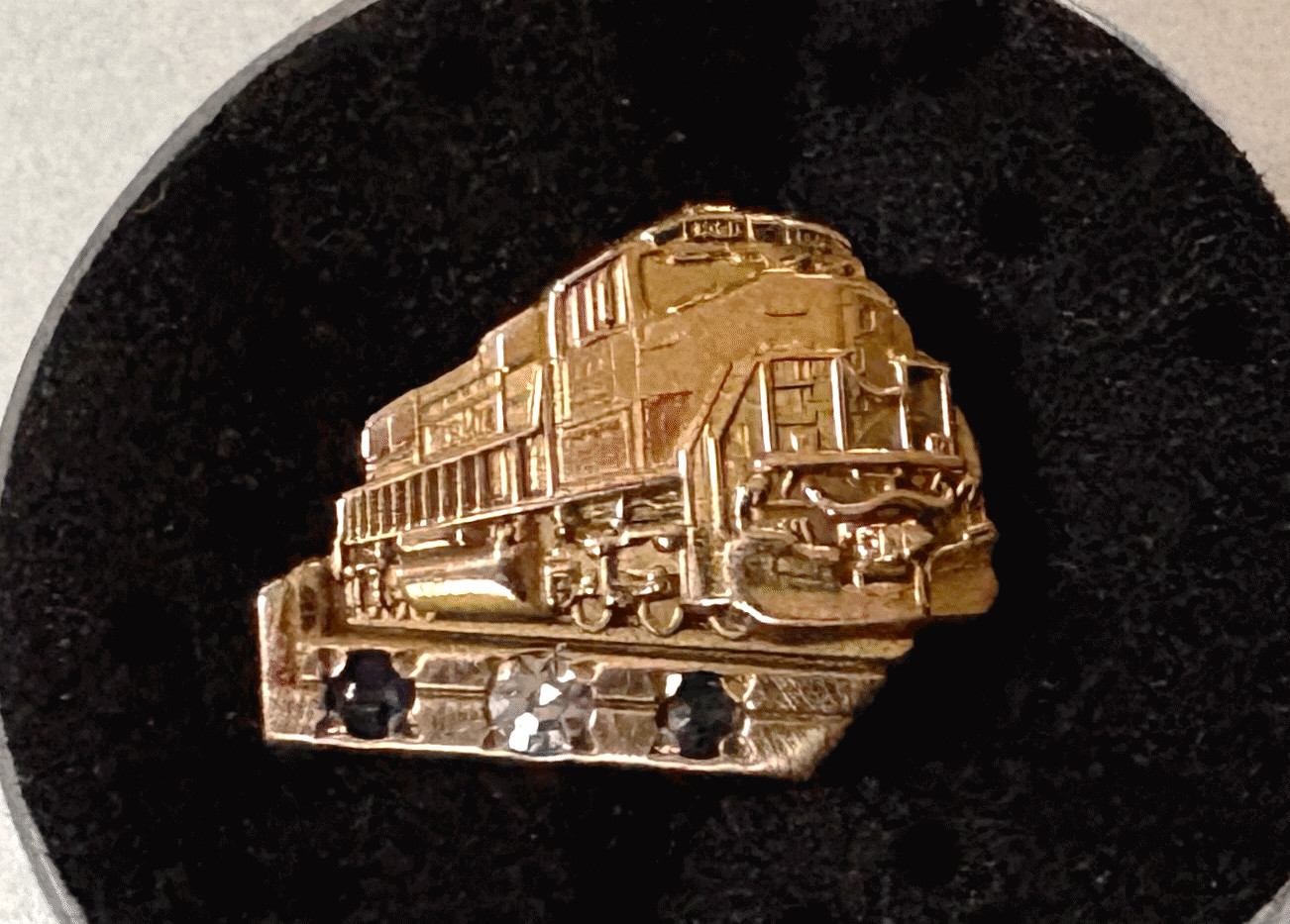 Vtg ELECTROMOTIVE EMPLOYEE SERVICE AWARD PIN: 10K GF; 35 Yrs?; Sapphires/Diamond