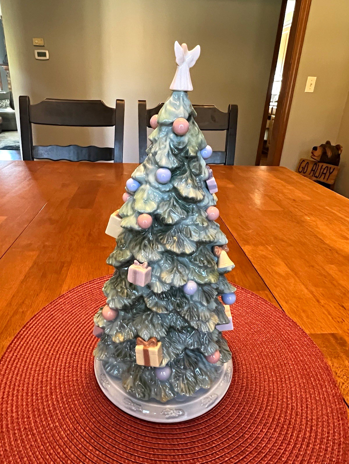 RETIRED: 2001 CHRISTMAS IS HERE LLADRÓ #01006670. MINT. TREE ONLY