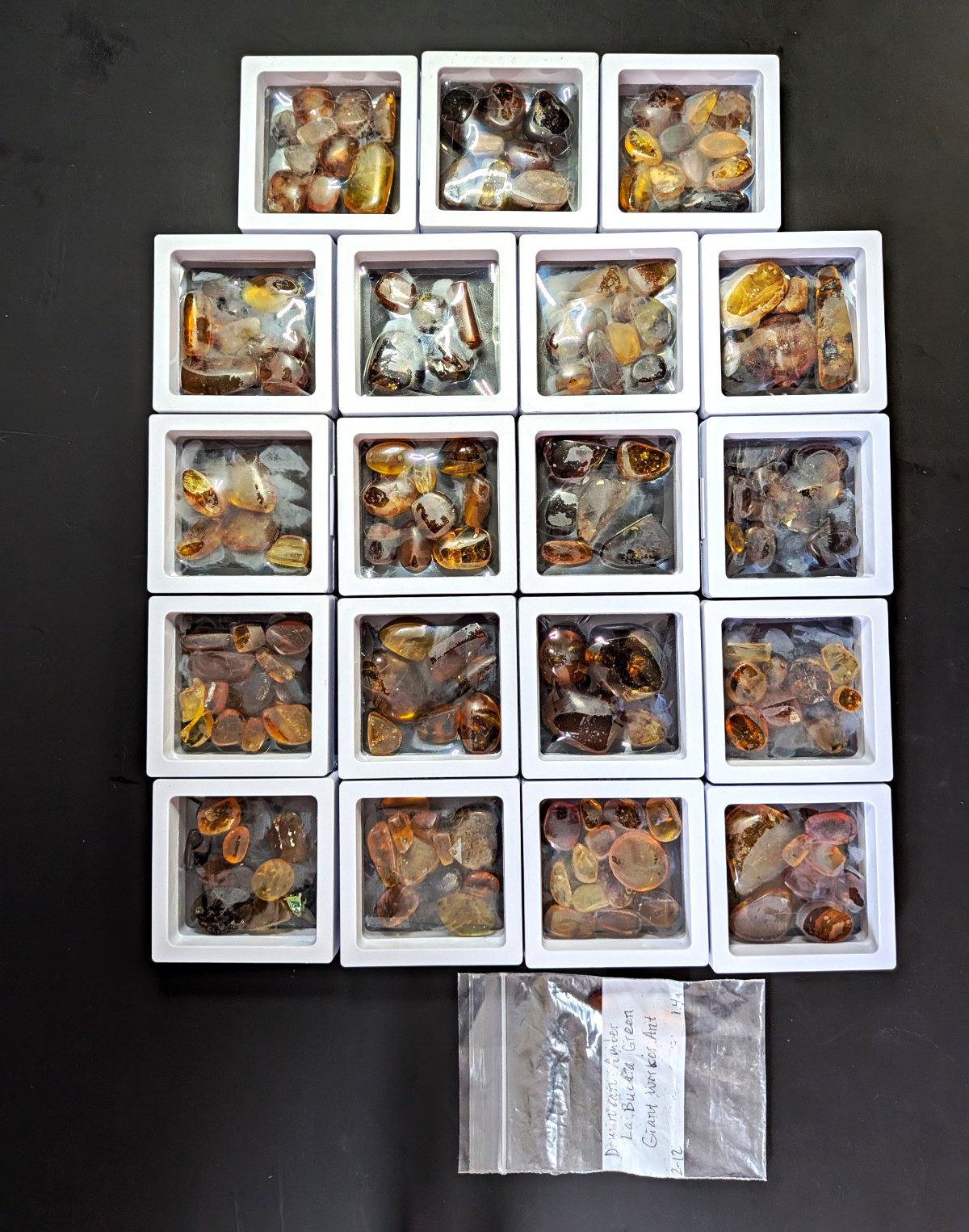 Huge Lot Of 134 Pieces Of Amber Multiple Inclusions, Cases Spiders Plants Etc. Huge Lot Of 134 Pieces Of Amber Multiple Inclusions, Cases Spiders Plants Etc.