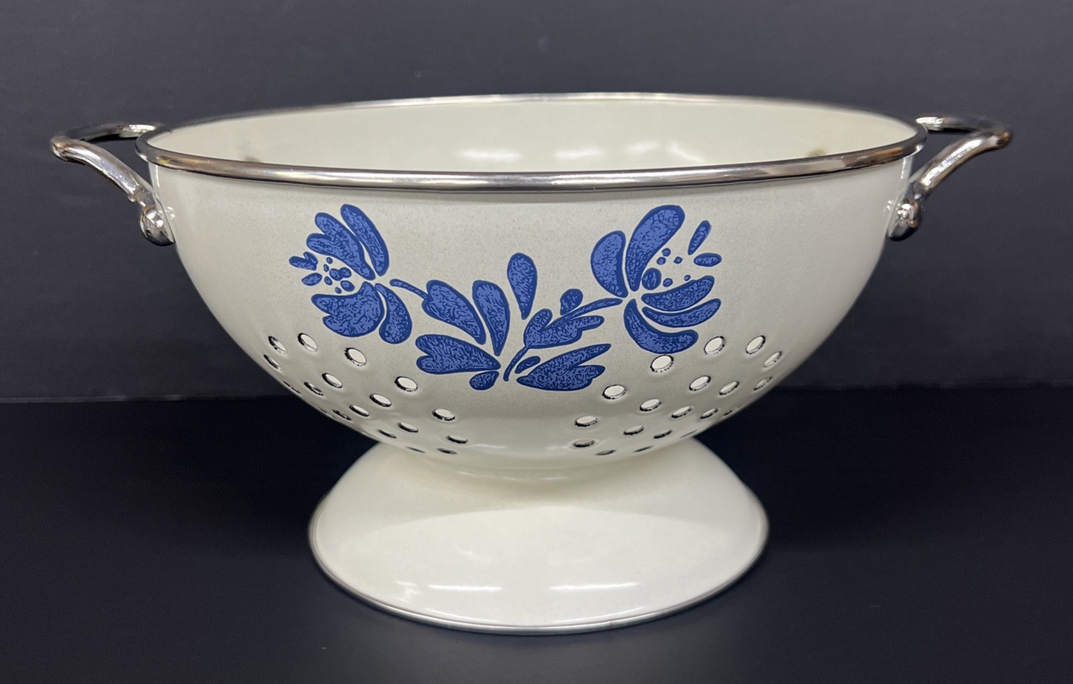 Vintage Pfaltzgraff Yorktowne Colander Enamelware Cream & Blue Handles 8\