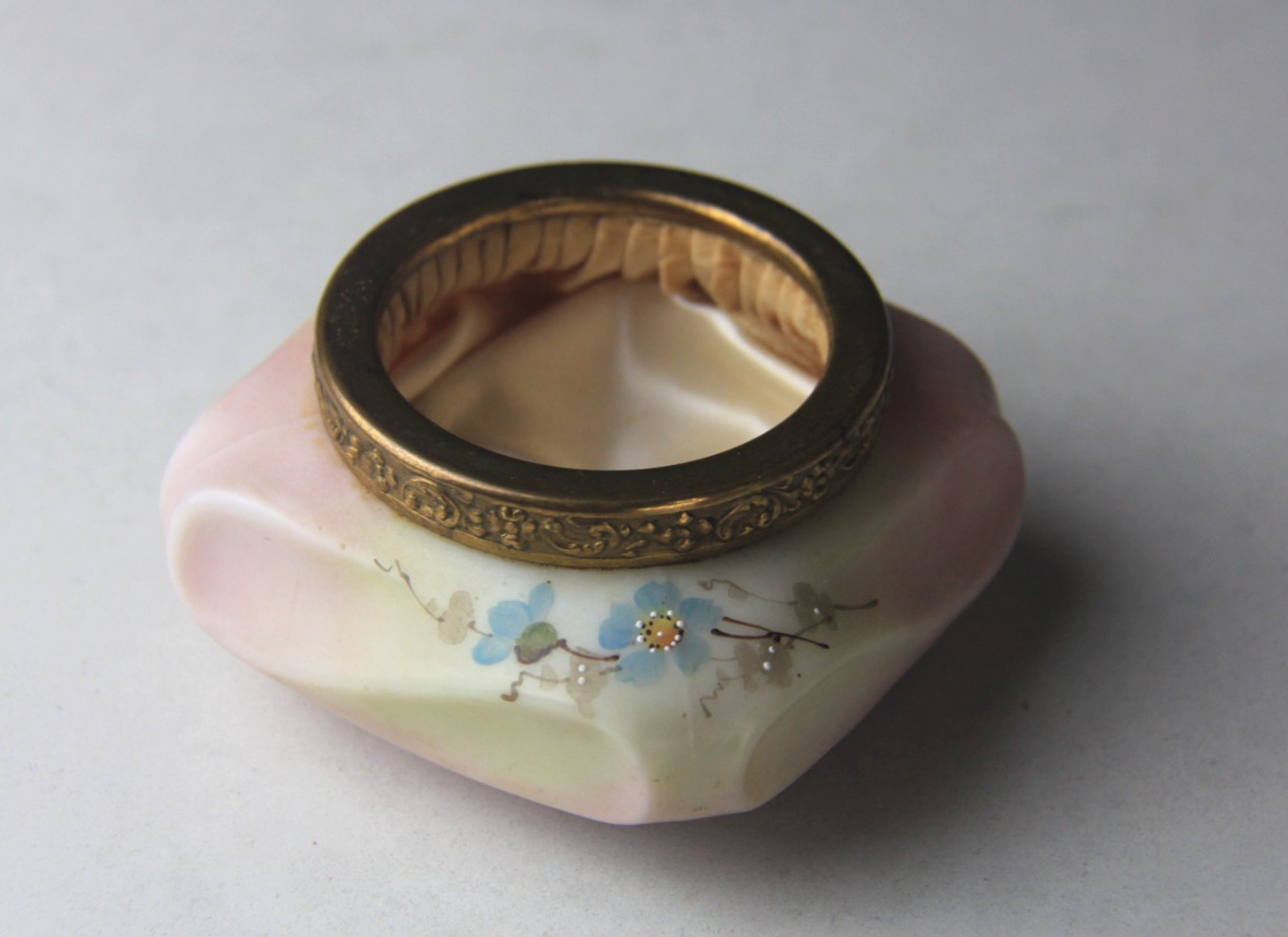 ANTIQUE C. F. MONROE WAVECREST NAKARA OPEN PIN TRAY ANTIQUE C. F. MONROE WAVECREST NAKARA OPEN PIN TRAY