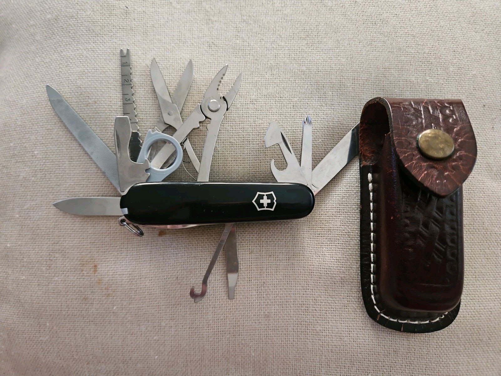 Vintage VICTORINOX OFFICIER SUISSE ARMY ROSTFREI MULTI-TOOL W/Leather Case Vintage VICTORINOX OFFICIER SUISSE ARMY ROSTFREI MULTI-TOOL W/Leather Case