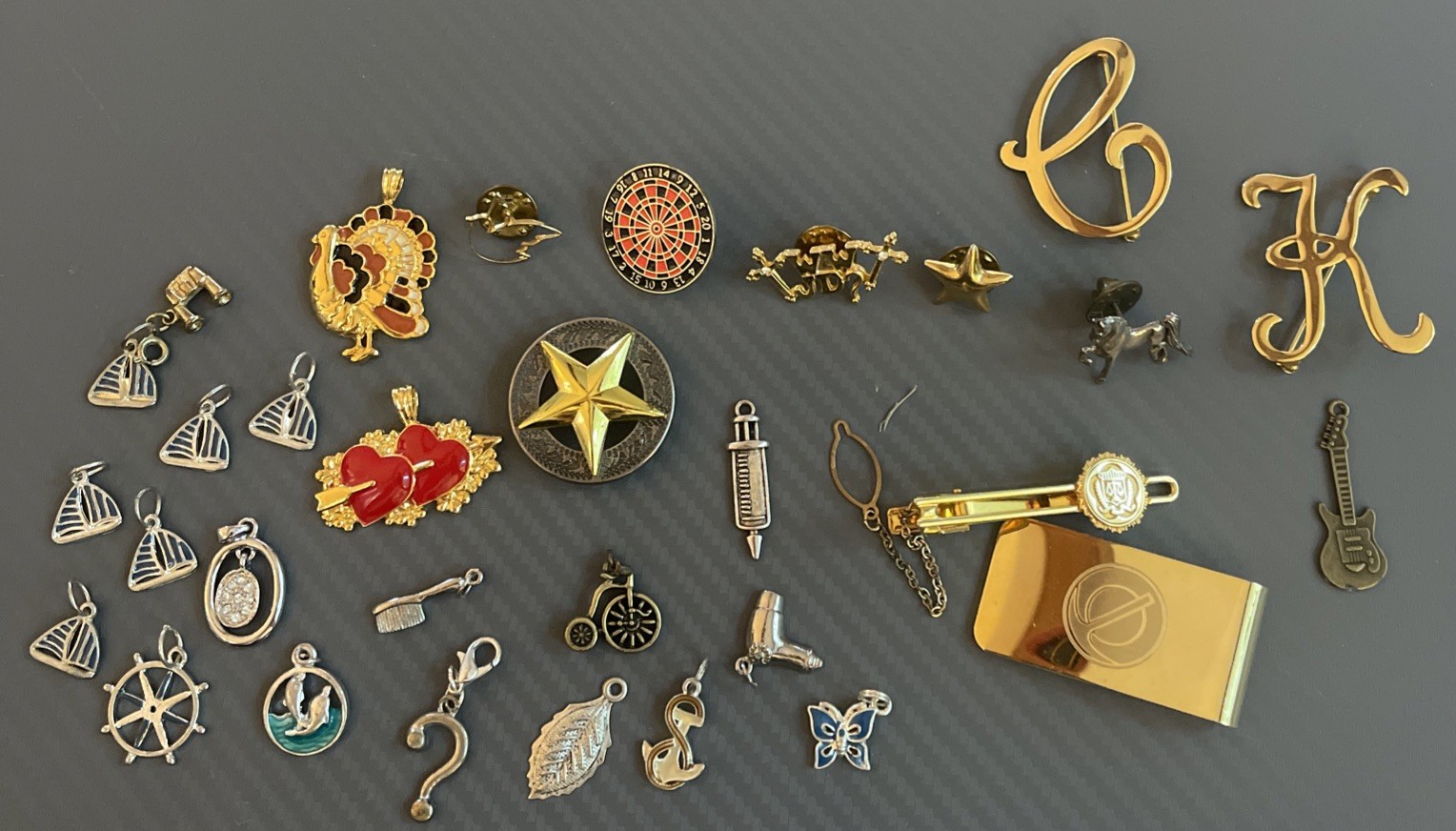 Lot of 30+ Mixed Vintage Lapel Pins Charms Money Clip Tie Clip Pendant Gold Tone Lot of 30+ Mixed Vintage Lapel Pins Charms Money Clip Tie Clip Pendant Gold Tone