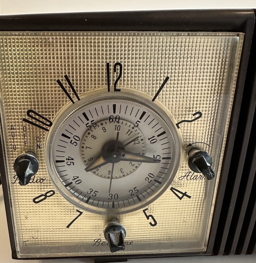Vintage 1950s Motorola Model 52C AM Tube Clock Radio Brown Bakelite Parts Repair