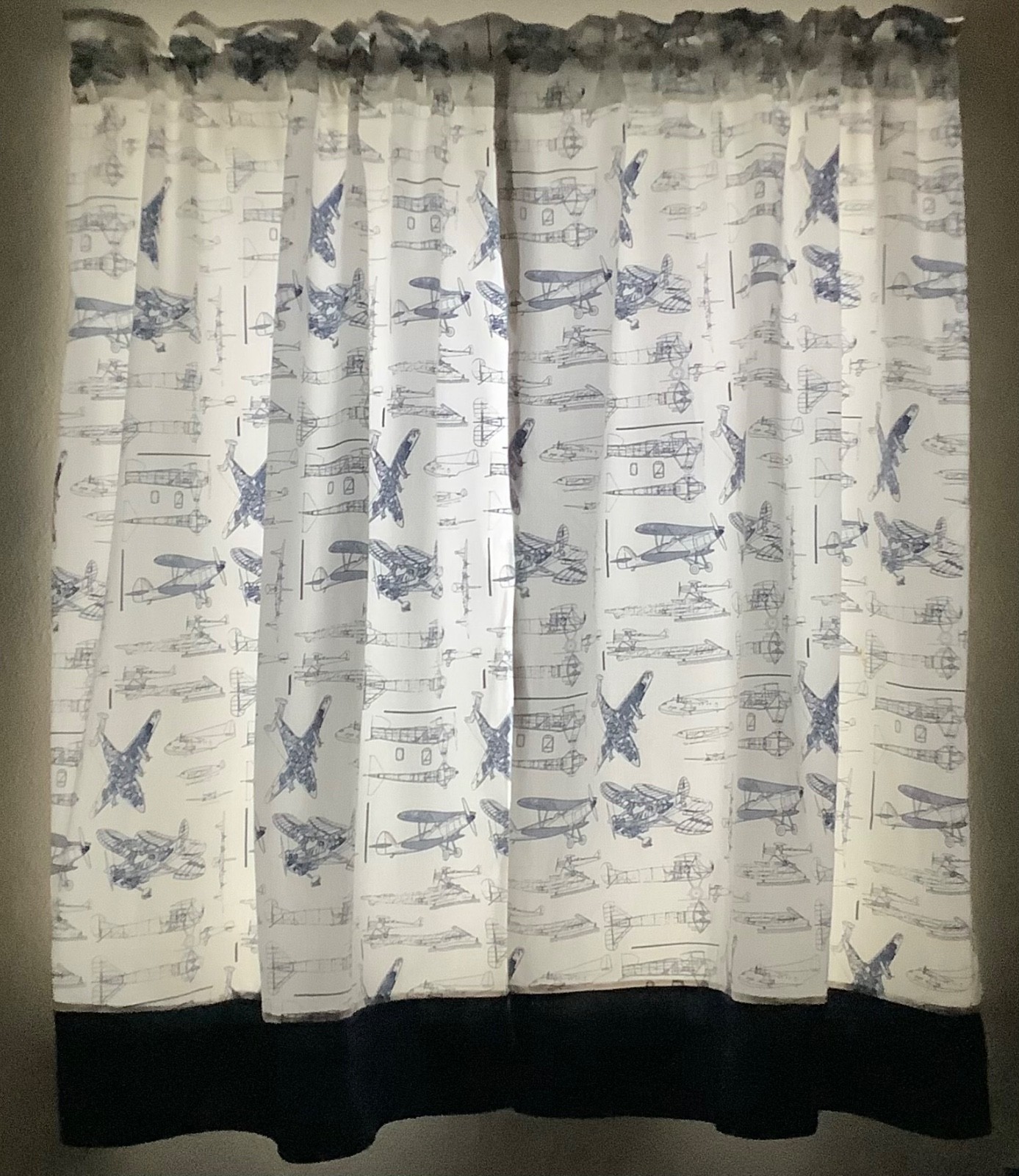 Lot 2 lined rod pckt curtains ea 34inWx47inL, blu/wht vtg airplanes, button trim