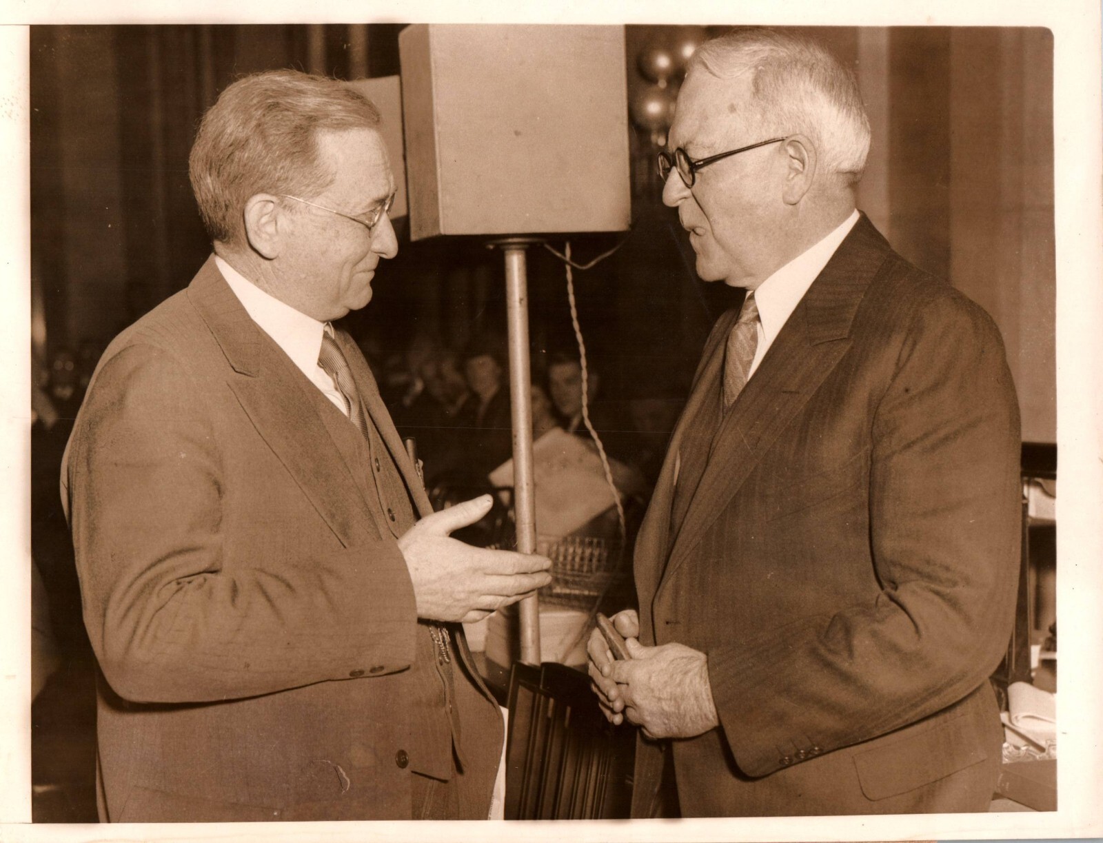 US SENATOR JAMES COUZENS & PROFESSOR GEORGE WARREN WASHINGTON 1934 Photo Y 469 US SENATOR JAMES COUZENS & PROFESSOR GEORGE WARREN WASHINGTON 1934 Photo Y 469