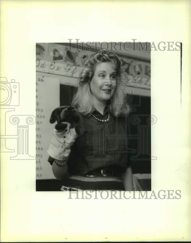 1994 Press Photo Lori Williams Uses a McGruff Dog Puppet At Classroom Lesson 1994 Press Photo Lori Williams Uses a McGruff Dog Puppet At Classroom Lesson