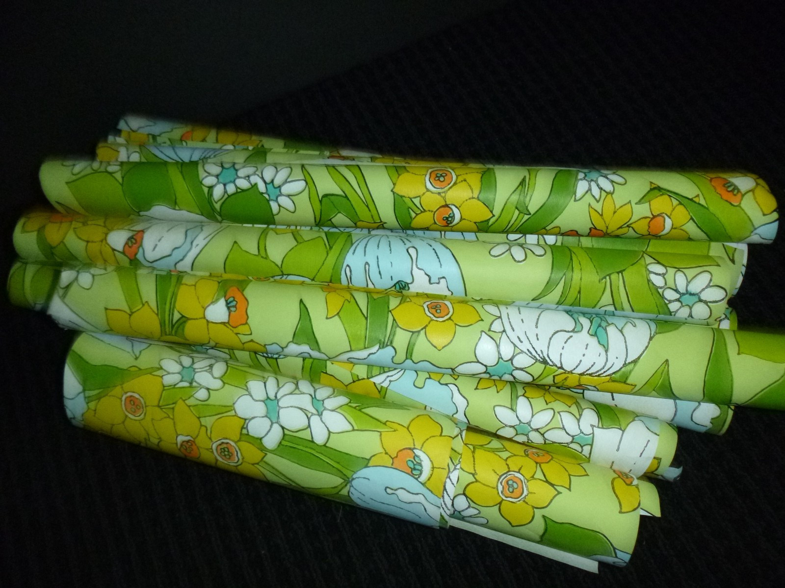 Vtg 60s 70s Flower Power Wallpaper Remnants BIG Yellow Blue Flowers 20.5