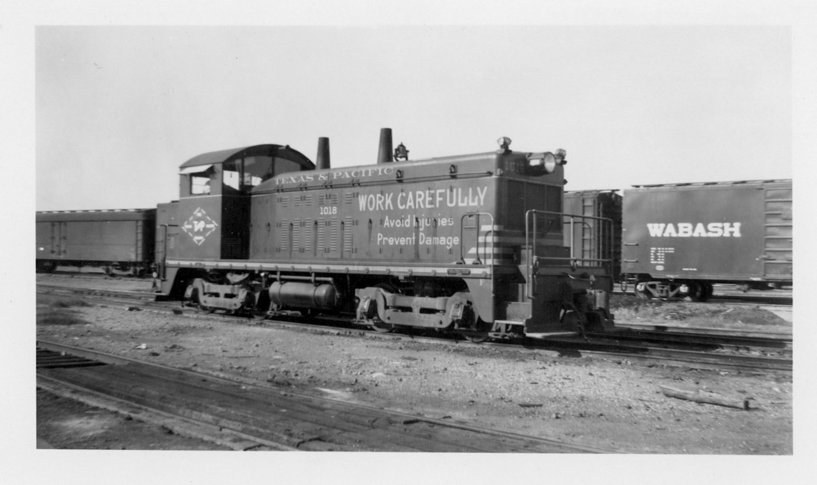 VINTAGE B&W RAILROAD PHOTO TEXAS & PACIFIC RAILWAY 1018 Fort Worth TX EMD NW2