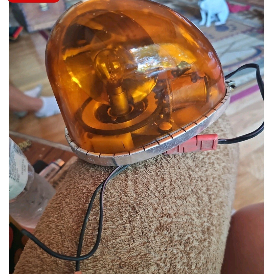 Vintage AMBER Teardrop Magnetic Mount Beacon Light Vintage AMBER Teardrop Magnetic Mount Beacon Light