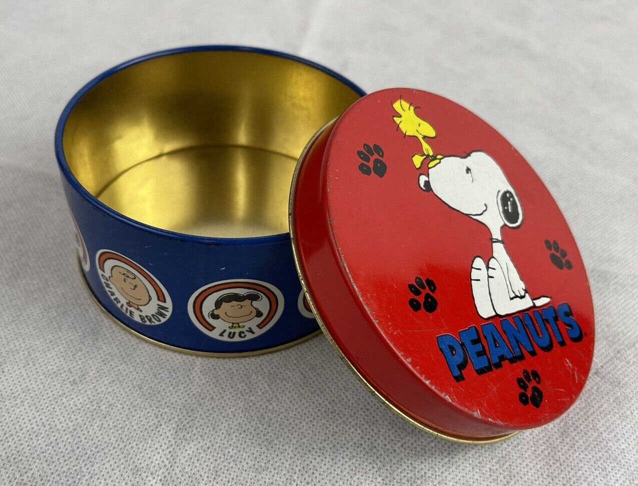 Peanuts Snoopy Charlie Brown Vintage Round Collectors Tin w/Peanuts Characters