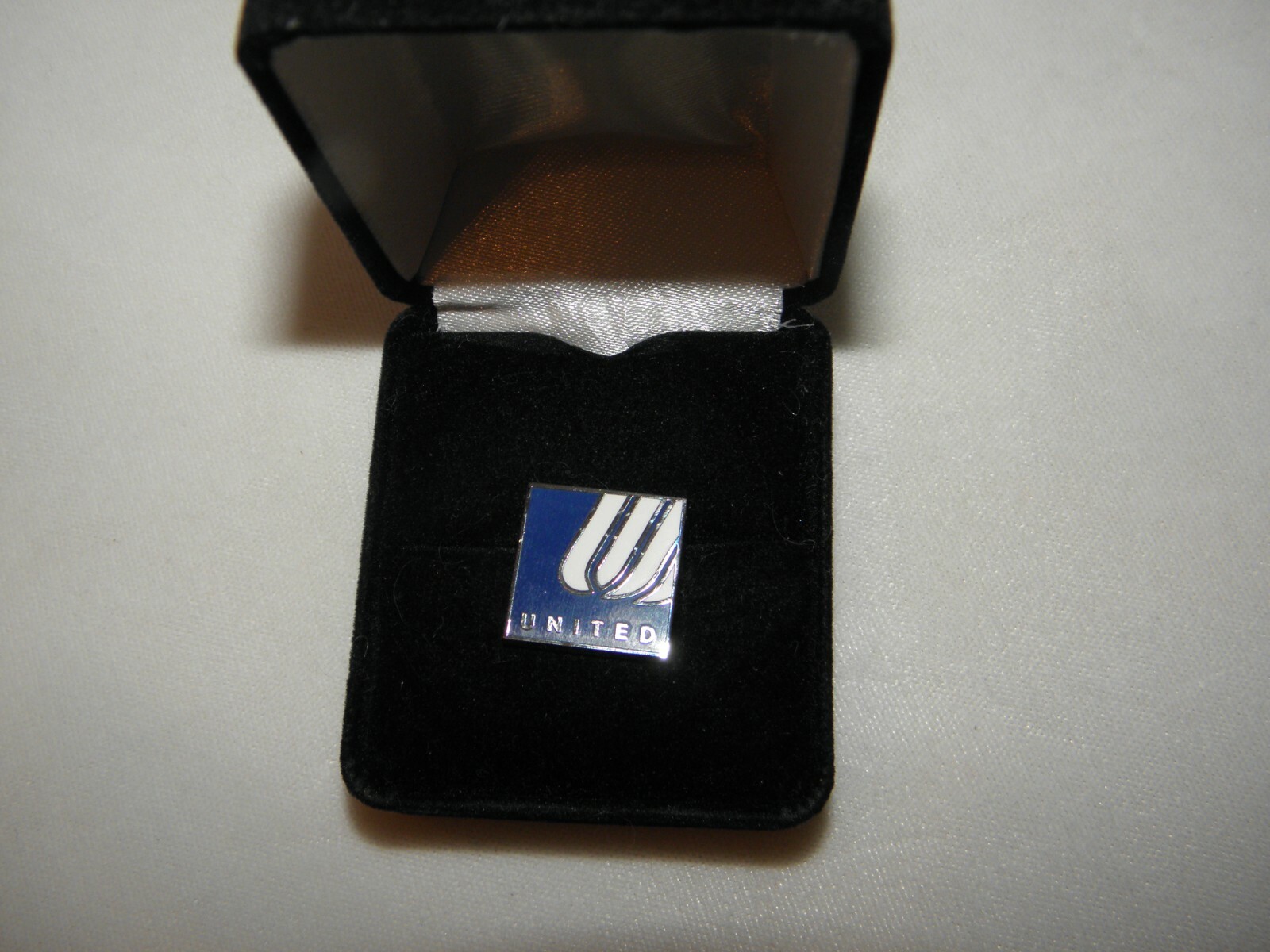 UNITED AIRLINES LAPEL PIN LAST OLD LOGO AIRPLANE PILOT CONTINENTAL COLLECTOR NEW UNITED AIRLINES LAPEL PIN LAST OLD LOGO AIRPLANE PILOT CONTINENTAL COLLECTOR NEW