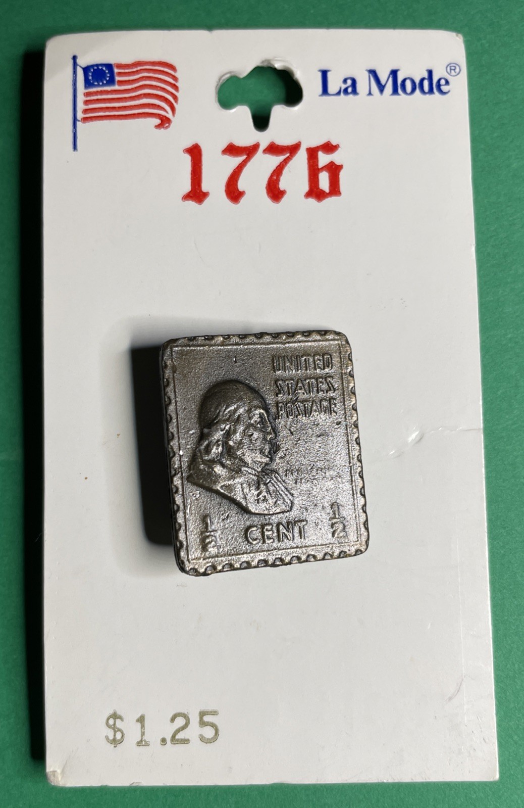RARE La MODE 1776 1/2c BEN FRANKLIN STAMP REPLICA GOLD METAL SHANK BUTTON-B414