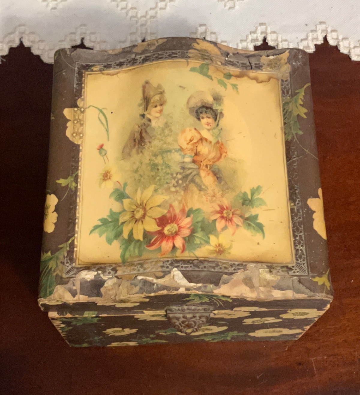 Flawed Antique 1900s Collar Box with Celluloid Women Print & Floral Paper Flawed Antique 1900s Collar Box with Celluloid Women Print & Floral Paper