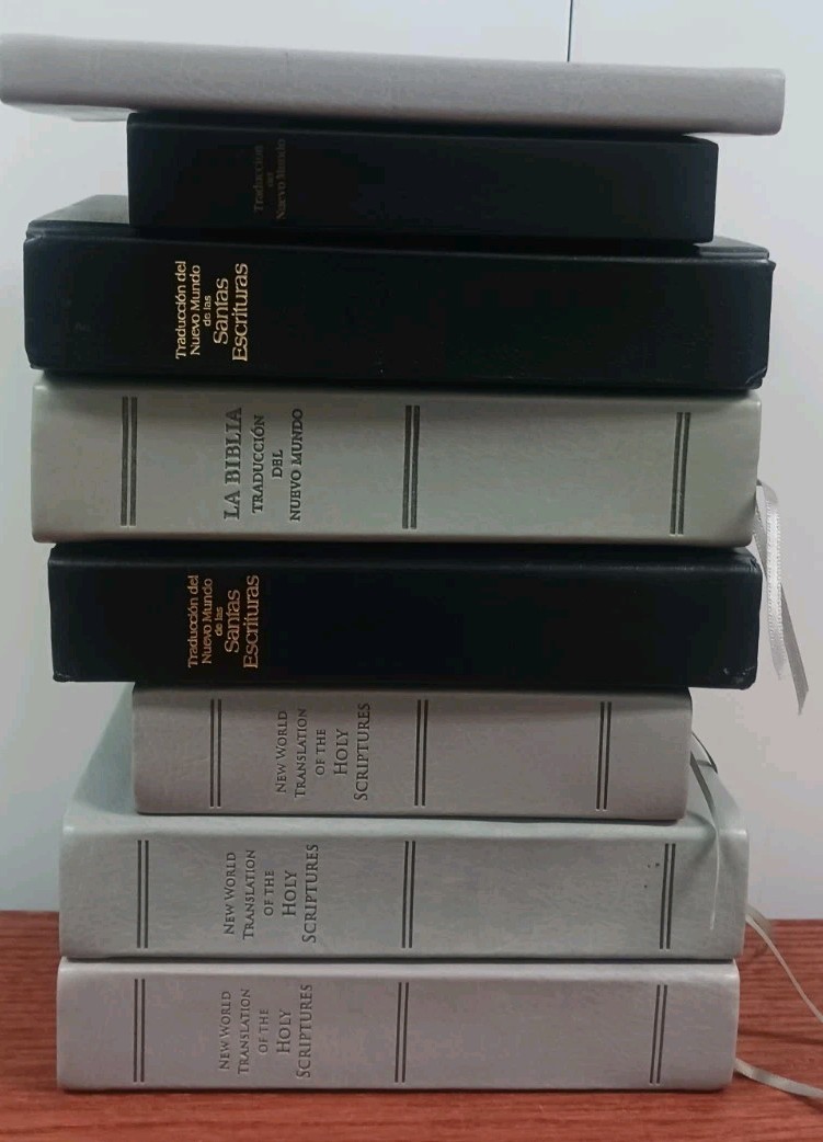 3 BIBLES IN ENGLISH, 4 BIBLIAS EN ESPANOL LOT 3 BIBLES IN ENGLISH, 4 BIBLIAS EN ESPANOL LOT