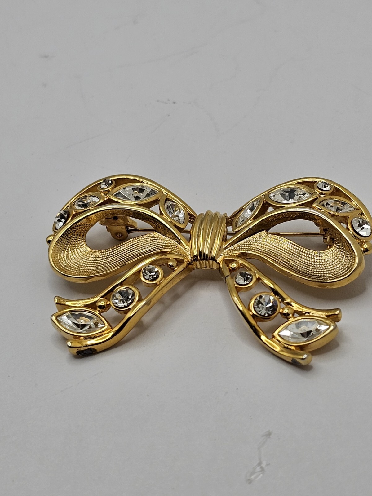 SIGNED SWAROVSKI BOW BROOCH Goldtone Clear Crystals Elegant Vintage Style Signed SIGNED SWAROVSKI BOW BROOCH Goldtone Clear Crystals Elegant Vintage Style Signed